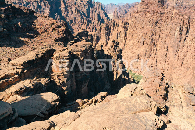 صورة جمالية لأخاديد الجبال الساحرة ، و التكوينات  الصخرية و الواحات بوادي الديسة في منطقة تبوك ، وادي الديسة ( الوادي الممتلئ بالنخيل ) الطبيعة الساحرة و جمالها الخلاب في المملكة العربية السعودية