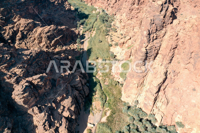 صورة جمالية لأخاديد الجبال الساحرة ، و التكوينات  الصخرية و الواحات بوادي الديسة في منطقة تبوك ، وادي الديسة ( الوادي الممتلئ بالنخيل ) الطبيعة الساحرة و جمالها الخلاب في المملكة العربية السعودية