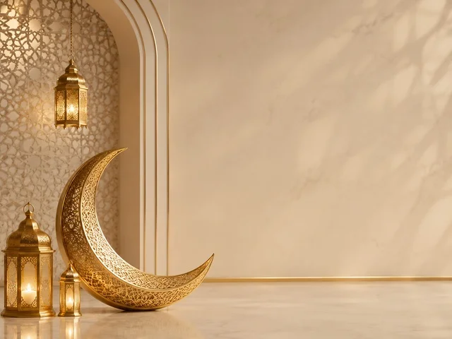 هلال رمضان الذهبي وفوانيس تقليدية في مجلس تراثي