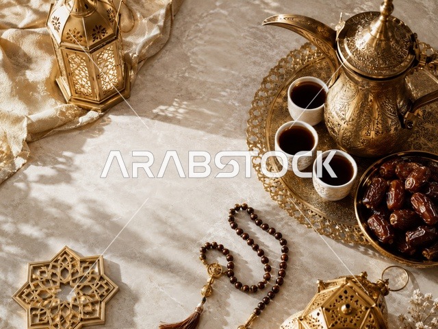 دلة قهوة عربية تقليدية مع تمر وفوانيس رمضان