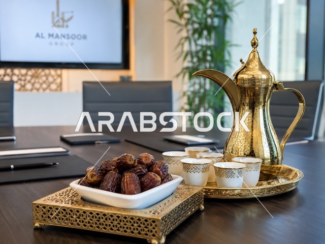 دلة القهوة العربية والتمر في غرفة اجتماعات الشركات