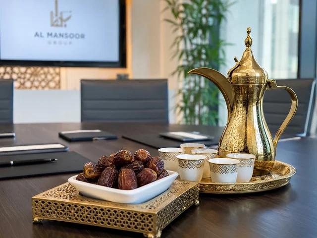 دلة القهوة العربية والتمر في غرفة اجتماعات الشركات