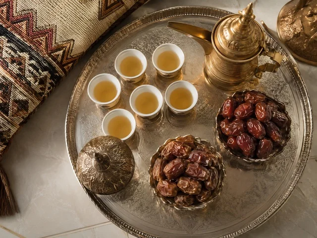 دلة قهوة عربية وتمر في مجلس تقليدي أصيل