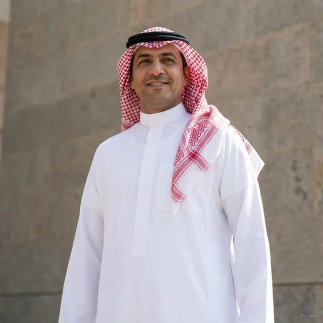 بورتريه رجل سعودي مبتسم بالثوب والشماغ التقليدي في الخارج
