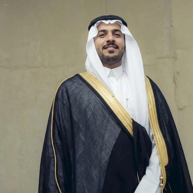 رجل سعودي يرتدي البشت التقليدي والثوب الأبيض الرسمي رجل سعودي يرتدي البشت التقليدي والثوب الأبيض الرسمي