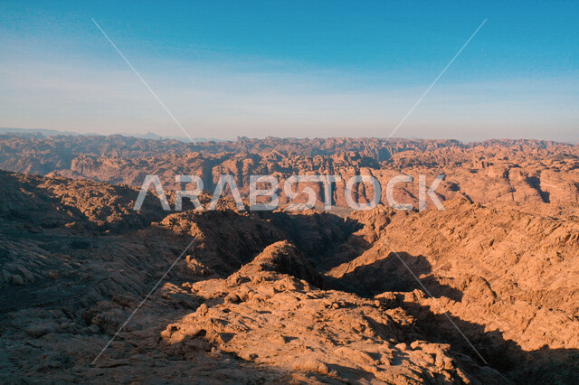 صورة جمالية لأخاديد الجبال الساحرة ، و التكوينات  الصخرية و الواحات بوادي الديسة في منطقة تبوك ، الطبيعة الساحرة و جمالها الخلاب في المملكة العربية السعودية