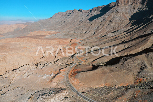 صورة جمالية لأخاديد الجبال الساحرة ، و التكوينات  الصخرية و الواحات بوادي الديسة في منطقة تبوك ، الطبيعة الساحرة و جمالها الخلاب في المملكة العربية السعودية