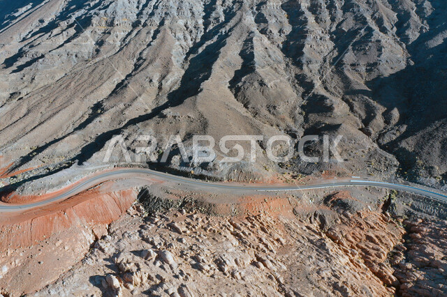 صورة جمالية لأخاديد الجبال الساحرة ، و التكوينات  الصخرية و الواحات بوادي الديسة في منطقة تبوك ، الطبيعة الساحرة و جمالها الخلاب في المملكة العربية السعودية