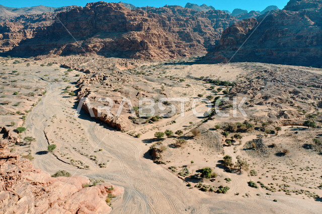 صورة جمالية لأخاديد الجبال الساحرة ، و التكوينات  الصخرية و الواحات بوادي الديسة في منطقة تبوك ، وادي الديسة ( الوادي الممتلئ بالنخيل ) الطبيعة الساحرة و جمالها الخلاب في المملكة العربية السعودية