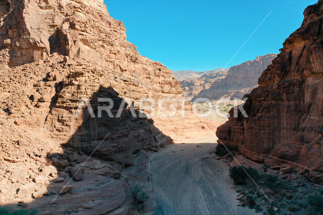 صورة جمالية لأخاديد الجبال الساحرة ، و التكوينات  الصخرية و الواحات بوادي الديسة في منطقة تبوك ، الطبيعة الساحرة و جمالها الخلاب في المملكة العربية السعودية