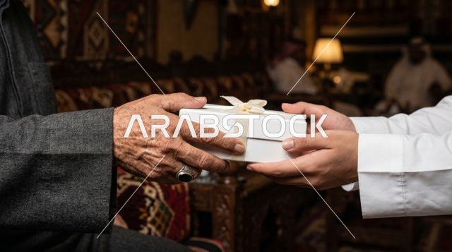 تسليم صندوق صدقة وتبرع في مجلس سعودي تقليدي