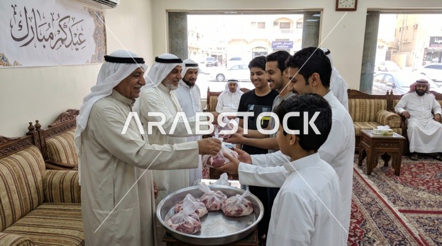 رجال كويتيون يوزعون لحم الأضاحي في ديوانية تقليدية