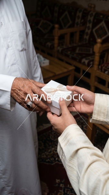 تسليم صندوق الأضحية في مجلس عربي سعودي تقليدي