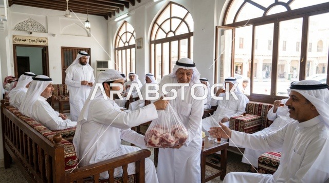 توزيع لحوم الأضحية والصدقات داخل ديوانية كويتية تقليدية