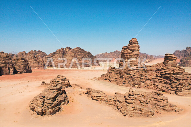 صورة للتكوينات الصخرية في منطقة بجدة نيوم  شمال غرب المملكة العربية السعودية ، مناظر طبيعية خلابة للرمال الذهبية ، جبال ذات تشكيلات صخرية جذابة في تبوك ، معالم حضارية سياحية في المملكة العربية السعودية .