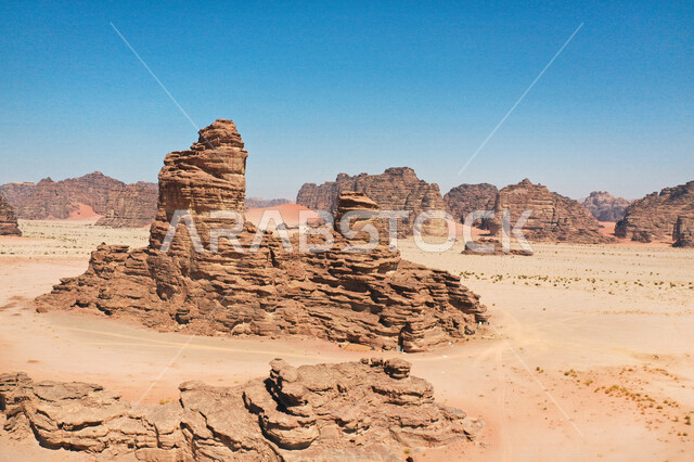 صورة للتكوينات الصخرية في منطقة بجدة نيوم  شمال غرب المملكة العربية السعودية ، مناظر طبيعية خلابة للرمال الذهبية ، جبال ذات تشكيلات صخرية جذابة في تبوك ، معالم حضارية سياحية في المملكة العربية السعودية .