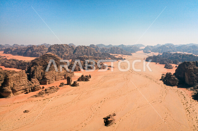 صورة للتكوينات الصخرية في منطقة بجدة نيوم  شمال غرب المملكة العربية السعودية ، مناظر طبيعية خلابة للرمال الذهبية ، جبال ذات تشكيلات صخرية جذابة في تبوك ، معالم حضارية سياحية في المملكة العربية السعودية .