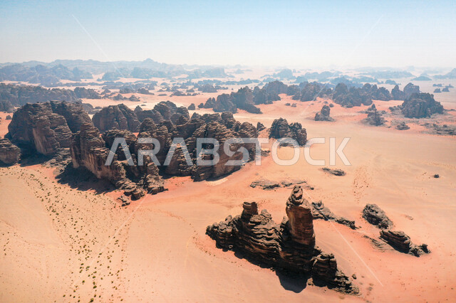 صورة للتكوينات الصخرية في منطقة بجدة نيوم  شمال غرب المملكة العربية السعودية ، مناظر طبيعية خلابة للرمال الذهبية ، جبال ذات تشكيلات صخرية جذابة في تبوك ، معالم حضارية سياحية في المملكة العربية السعودية .