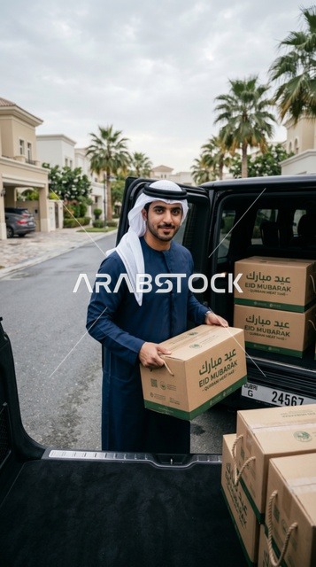 شاب إماراتي يوزع صناديق لحم الأضحية في منطقة سكنية بالإمارات