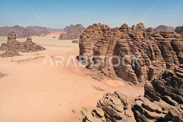 صورة للتكوينات الصخرية في منطقة بجدة نيوم  شمال غرب المملكة العربية السعودية ، مناظر طبيعية خلابة للرمال الذهبية ، جبال ذات تشكيلات صخرية جذابة في تبوك ، معالم حضارية سياحية في المملكة العربية السعودية .