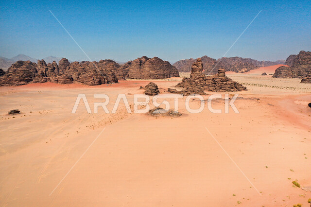 صورة للتكوينات الصخرية في منطقة بجدة نيوم  شمال غرب المملكة العربية السعودية ، مناظر طبيعية خلابة للرمال الذهبية ، جبال ذات تشكيلات صخرية جذابة في تبوك ، معالم حضارية سياحية في المملكة العربية السعودية .