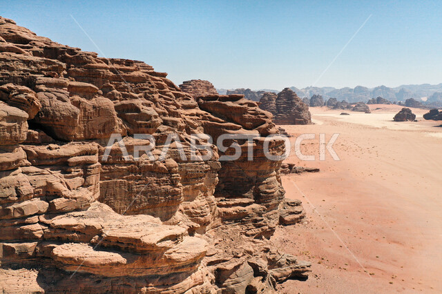 صورة للتكوينات الصخرية في منطقة بجدة نيوم  شمال غرب المملكة العربية السعودية ، مناظر طبيعية خلابة للرمال الذهبية ، جبال ذات تشكيلات صخرية جذابة في تبوك ، معالم حضارية سياحية في المملكة العربية السعودية .