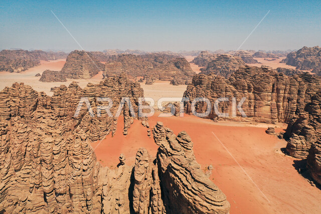 صورة للتكوينات الصخرية في منطقة بجدة نيوم  شمال غرب المملكة العربية السعودية ، مناظر طبيعية خلابة للرمال الذهبية ، جبال ذات تشكيلات صخرية جذابة في تبوك ، معالم حضارية سياحية في المملكة العربية السعودية .