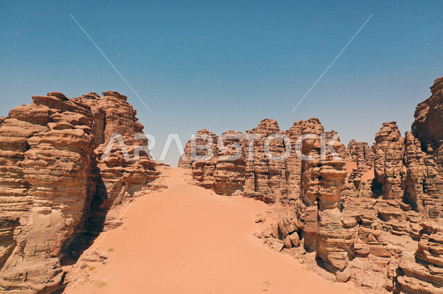 صورة للتكوينات الصخرية في منطقة بجدة نيوم  شمال غرب المملكة العربية السعودية ، مناظر طبيعية خلابة للرمال الذهبية ، جبال ذات تشكيلات صخرية جذابة في تبوك ، معالم حضارية سياحية في المملكة العربية السعودية .