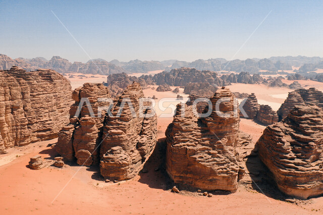 صورة للتكوينات الصخرية في منطقة نيوم  شمال غرب المملكة العربية السعودية ، مناظر طبيعية خلابة للرمال الذهبية ، جبال ذات تشكيلات صخرية جذابة في تبوك ، معالم حضارية سياحية في المملكة العربية السعودية .