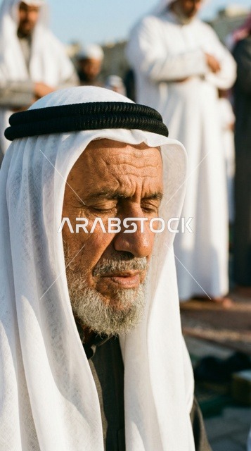لقطة مقربة لرجل كويتي مسن في صلاة العيد