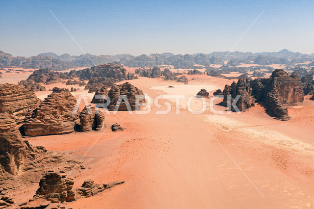 صورة للتكوينات الصخرية في منطقة بجدة نيوم  شمال غرب المملكة العربية السعودية ، مناظر طبيعية خلابة للرمال الذهبية ، جبال ذات تشكيلات صخرية جذابة في تبوك ، معالم حضارية سياحية في المملكة العربية السعودية .