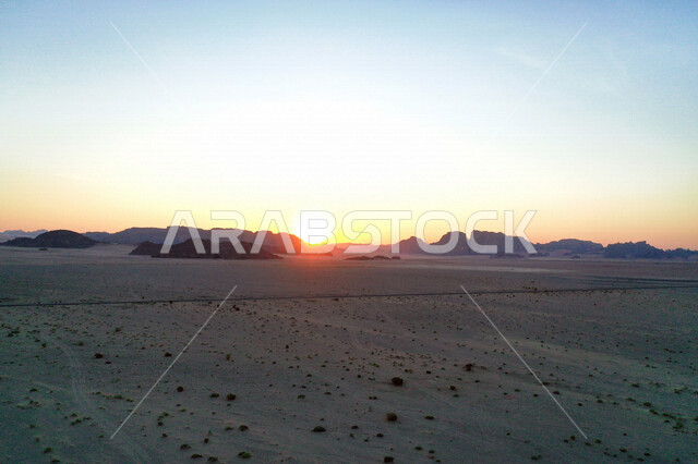 صورة للتكوينات الصخرية في منطقة بجدة نيوم  شمال غرب المملكة العربية السعودية ، مناظر طبيعية خلابة للرمال الذهبية ، جبال ذات تشكيلات صخرية جذابة في تبوك ، معالم حضارية سياحية في المملكة العربية السعودية .