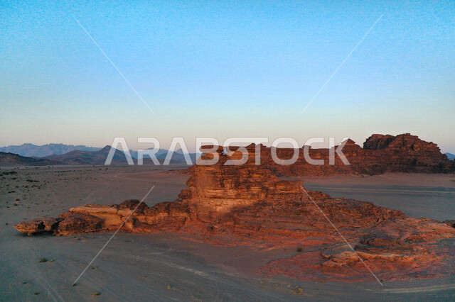 صورة للتكوينات الصخرية في منطقة بجدة نيوم  شمال غرب المملكة العربية السعودية ، مناظر طبيعية خلابة للرمال الذهبية ، جبال ذات تشكيلات صخرية جذابة في تبوك ، معالم حضارية سياحية في المملكة العربية السعودية .