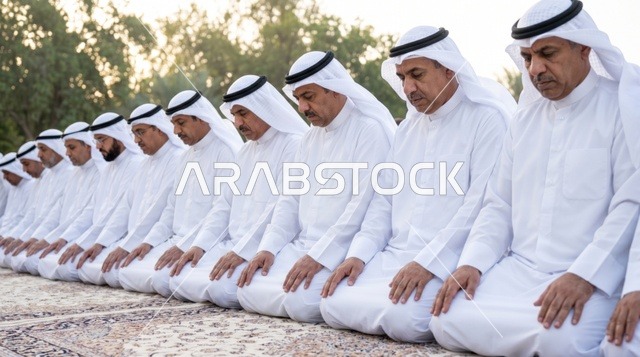 رجال بالزي الكويتي يؤدون صلاة العيد في صفوف