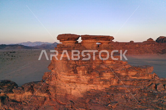 صورة للتكوينات الصخرية في منطقة بجدة نيوم  شمال غرب المملكة العربية السعودية ، مناظر طبيعية خلابة للرمال الذهبية ، جبال ذات تشكيلات صخرية جذابة في تبوك ، معالم حضارية سياحية في المملكة العربية السعودية .