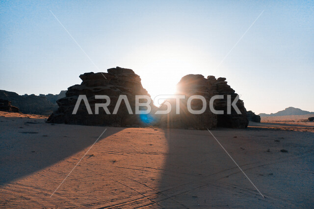 صورة للتكوينات الصخرية في منطقة بجدة نيوم  شمال غرب المملكة العربية السعودية ، مناظر طبيعية خلابة للرمال الذهبية ، جبال ذات تشكيلات صخرية جذابة في تبوك ، معالم حضارية سياحية في المملكة العربية السعودية .