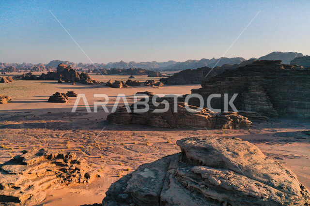صورة للتكوينات الصخرية في منطقة بجدة نيوم  شمال غرب المملكة العربية السعودية ، مناظر طبيعية خلابة للرمال الذهبية ، جبال ذات تشكيلات صخرية جذابة في تبوك ، معالم حضارية سياحية في المملكة العربية السعودية .