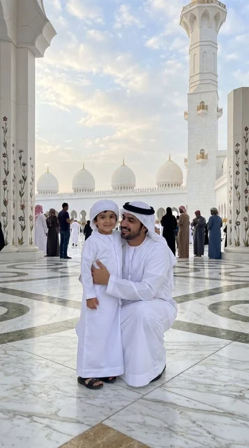 أب إماراتي وابنه في جامع الشيخ زايد الكبير بأبوظبي