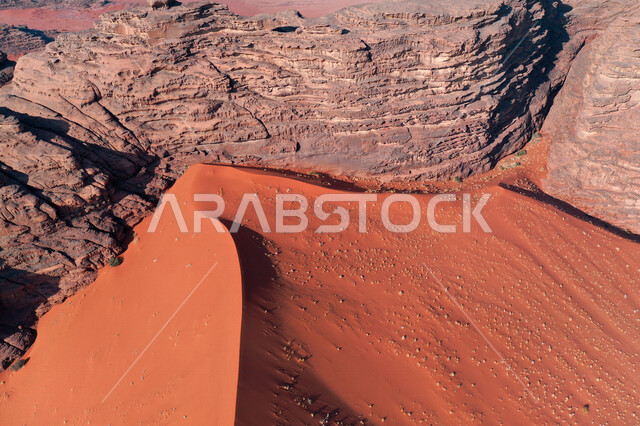 صورة للتكوينات الصخرية في منطقة بجدة نيوم  شمال غرب المملكة العربية السعودية ، مناظر طبيعية خلابة للرمال الذهبية ، جبال ذات تشكيلات صخرية جذابة في تبوك ، معالم حضارية سياحية في المملكة العربية السعودية .