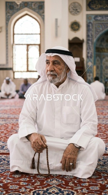 رجل كويتي مسن في المسجد الكبير بدولة الكويت