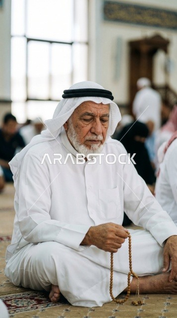 رجل كويتي مسن يصلي في المسجد الكبير بالكويت