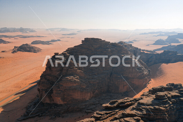 صورة للتكوينات الصخرية في منطقة بجدة نيوم  شمال غرب المملكة العربية السعودية ، مناظر طبيعية خلابة للرمال الذهبية ، جبال ذات تشكيلات صخرية جذابة في تبوك ، معالم حضارية سياحية في المملكة العربية السعودية .