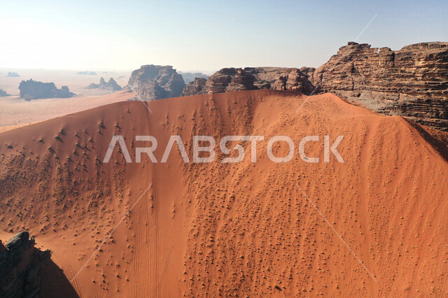 صورة للتكوينات الصخرية في منطقة بجدة نيوم  شمال غرب المملكة العربية السعودية ، مناظر طبيعية خلابة للرمال الذهبية ، جبال ذات تشكيلات صخرية جذابة في تبوك ، معالم حضارية سياحية في المملكة العربية السعودية .