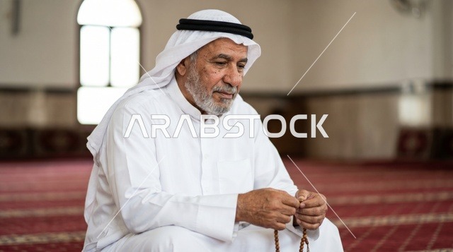 رجل كويتي في المسجد الكبير خلال صلاة العيد