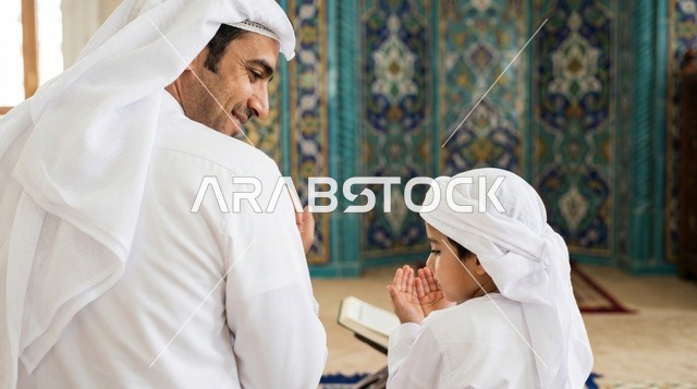 صلاة رجل وطفل بالزي الكويتي في المسجد الكبير