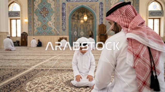 صلاة رجل وطفل في المسجد الكبير بالكويت