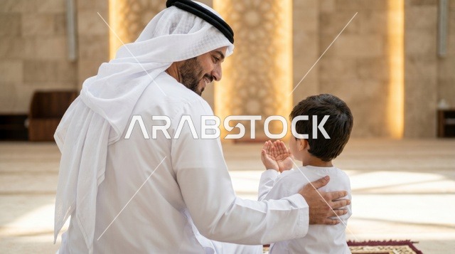 أب وابن في صلاة العيد بالمسجد الكبير بالكويت
