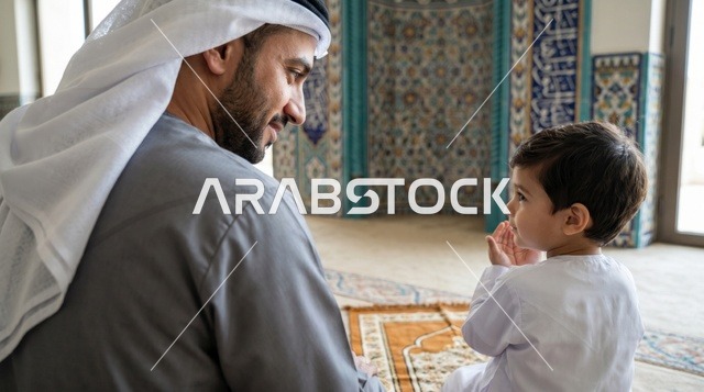 رجل وطفل في المسجد الكبير بالكويت صلاة العيد