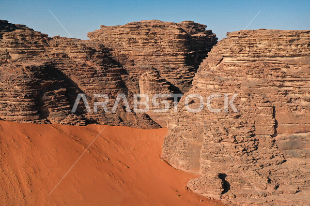 صورة للتكوينات الصخرية في منطقة بجدة نيوم  شمال غرب المملكة العربية السعودية ، مناظر طبيعية خلابة للرمال الذهبية ، جبال ذات تشكيلات صخرية جذابة في تبوك ، معالم حضارية سياحية في المملكة العربية السعودية .