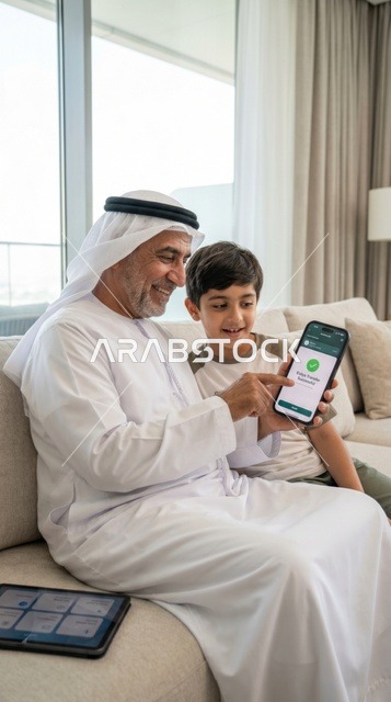 جد إماراتي يرسل العيدية الرقمية عبر الهاتف الذكي